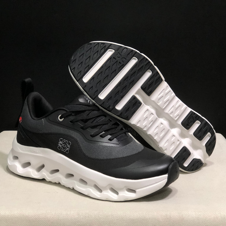 Cloudtilt Loewe - Black et White