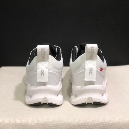 Cloudtilt Loewe - White and Black