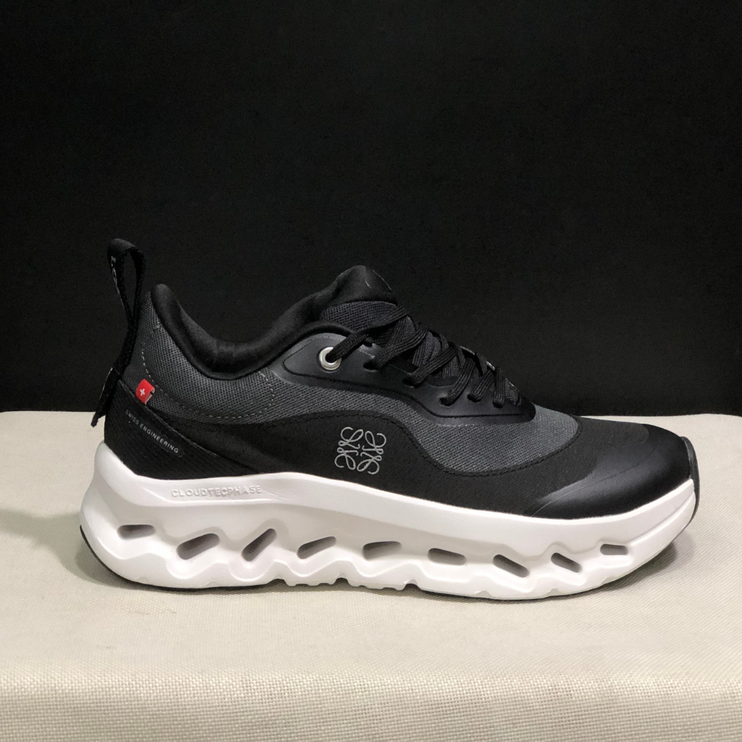 Cloudtilt Loewe - Black et White